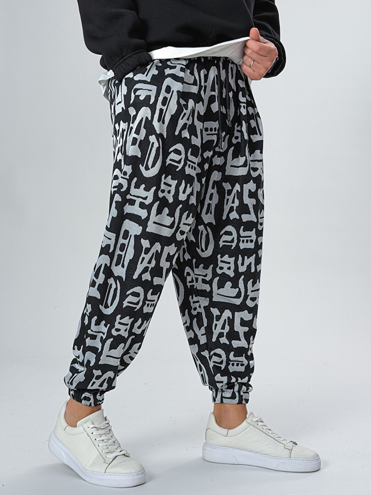 Grafiti Harf Desenli Erkek Pileli Yarım Şalvar COC2524