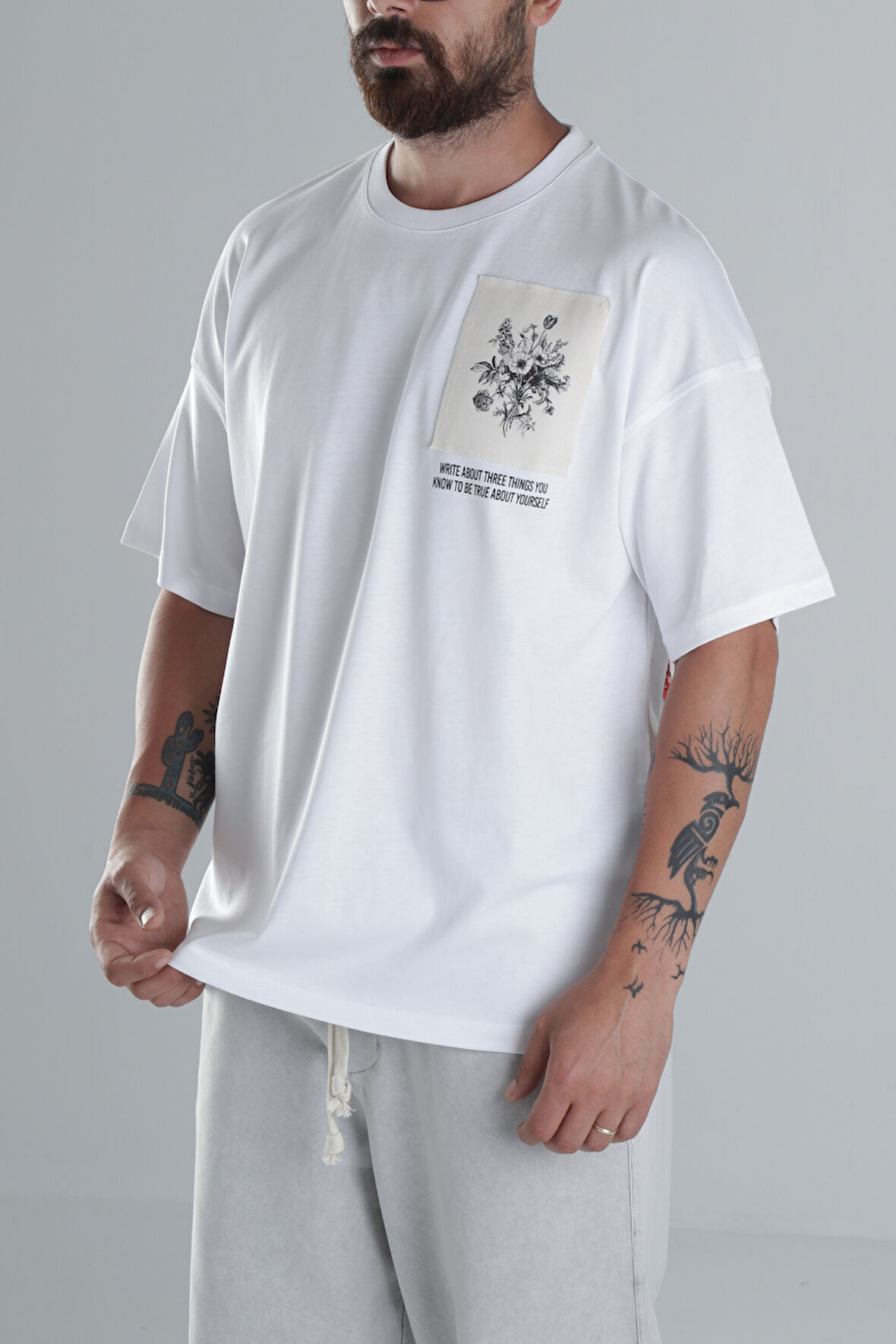 Halı Desenli Beyaz Tasarım T-Shirt COC1492