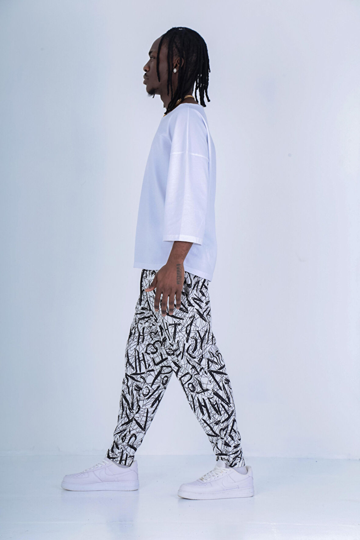 Beyaz - Siyah Grafiti Desenli Baget Pantolon COC1897