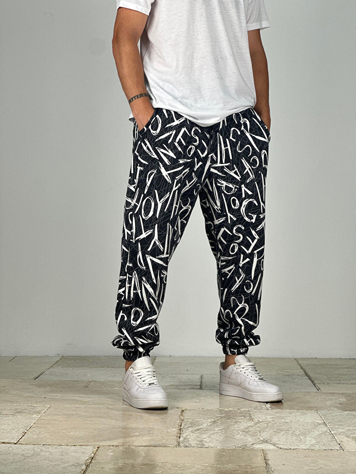 Siyah Beyaz Grafiti Desenli Jogger COC1974