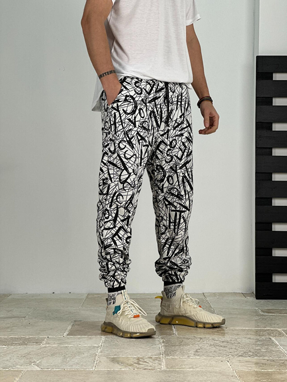 Erkek Beyaz-Siyah Renkli Grafiti Jogger COC2383