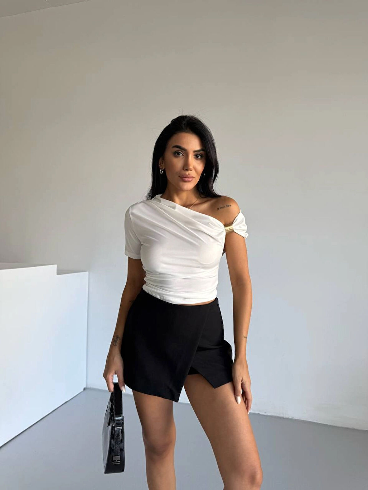 Kadın Beyaz Asimetrik Drapelim Omuz Aksesuarlı Sandy Bluz HZL25S-FRY123231