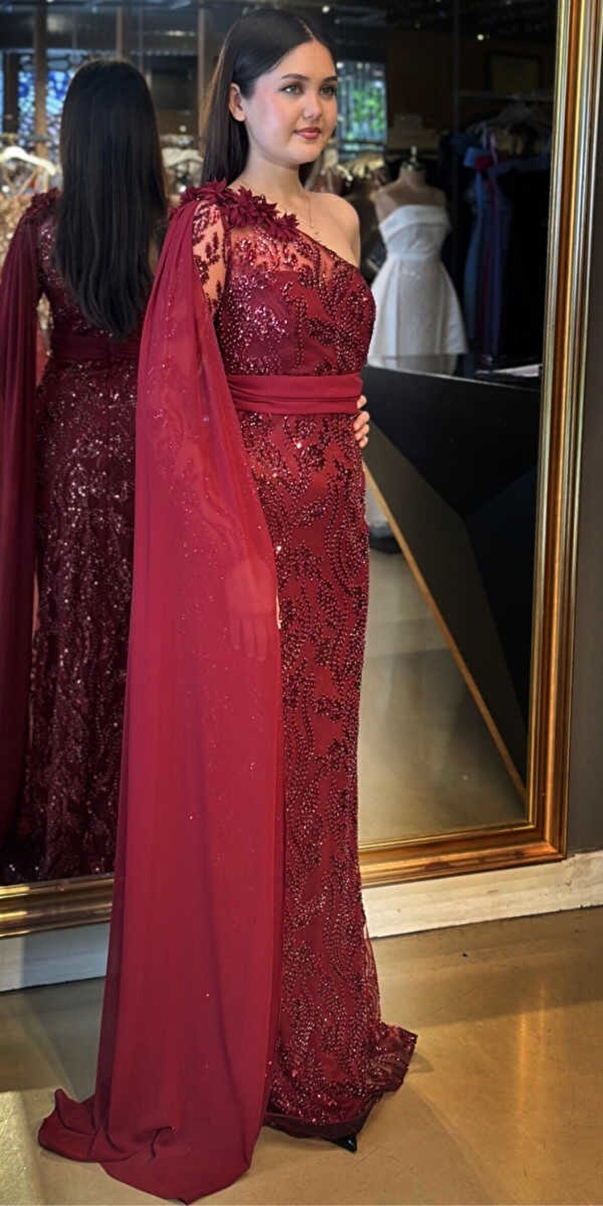 Bordo Tek Omuzlu Çiçek Detaylı   Düz Kesim Pullu Boncuklu Uzun Abiye Elbise 7704