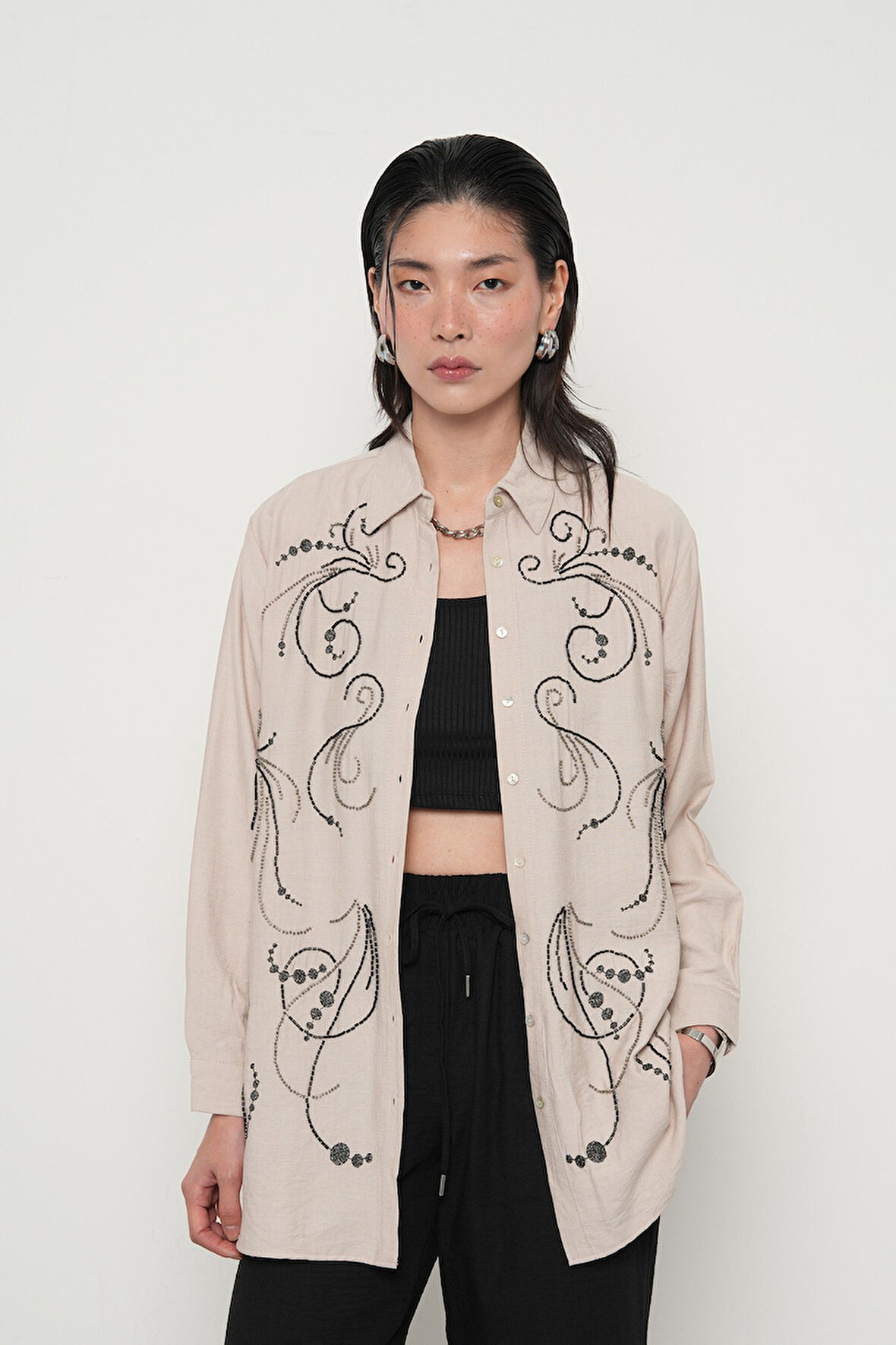 KADIN ÖNÜ BONCUK İŞLEMELİ OVERSİZE KESİM DÜZ RENK GÖMLEK