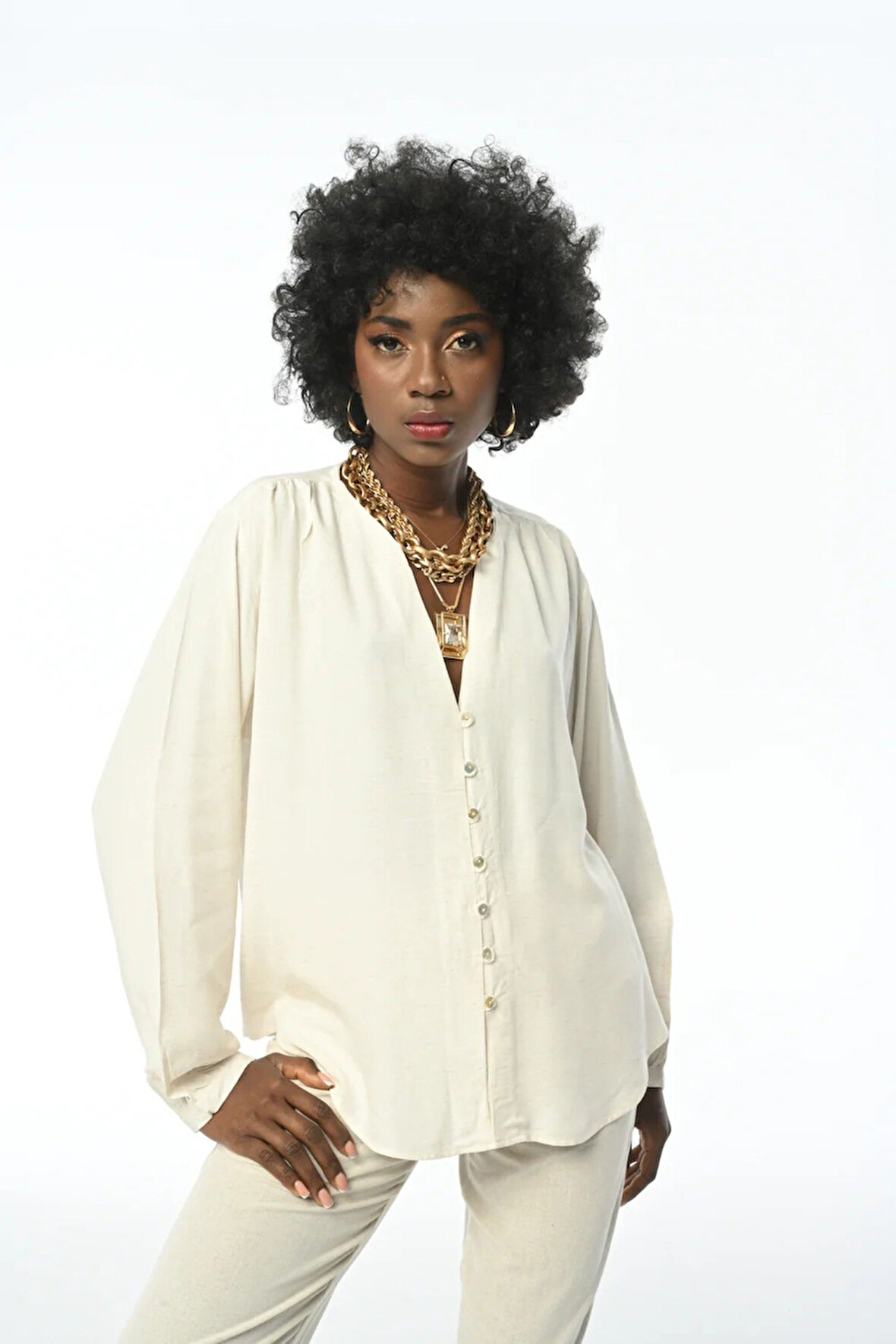 KADIN V YAKA DÜĞME DETAYLI KIRÇILLI NATUR GÖMLEK