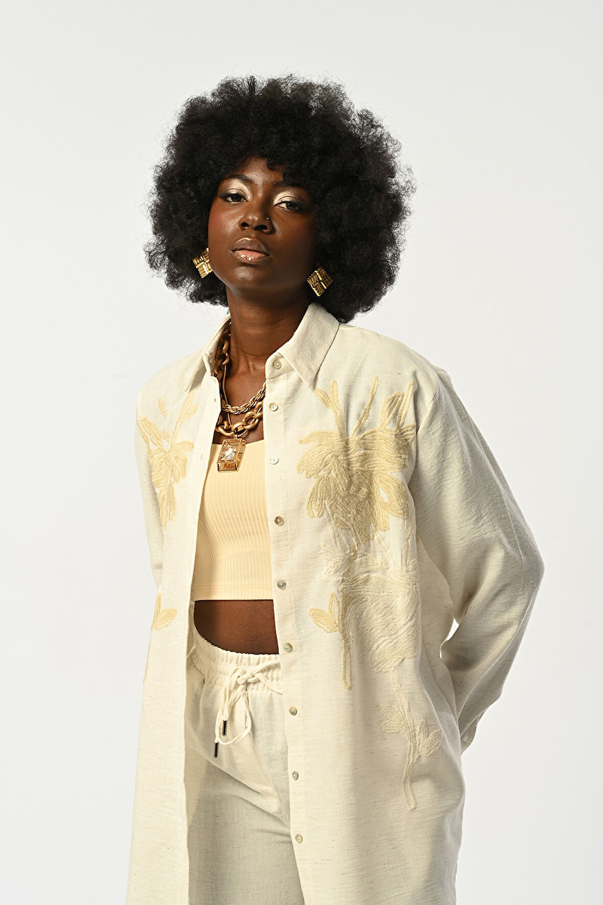 KADIN ÖNÜ NAKIŞ İŞLEMELİ NATUR RENK OVERSİZE GÖMLEK