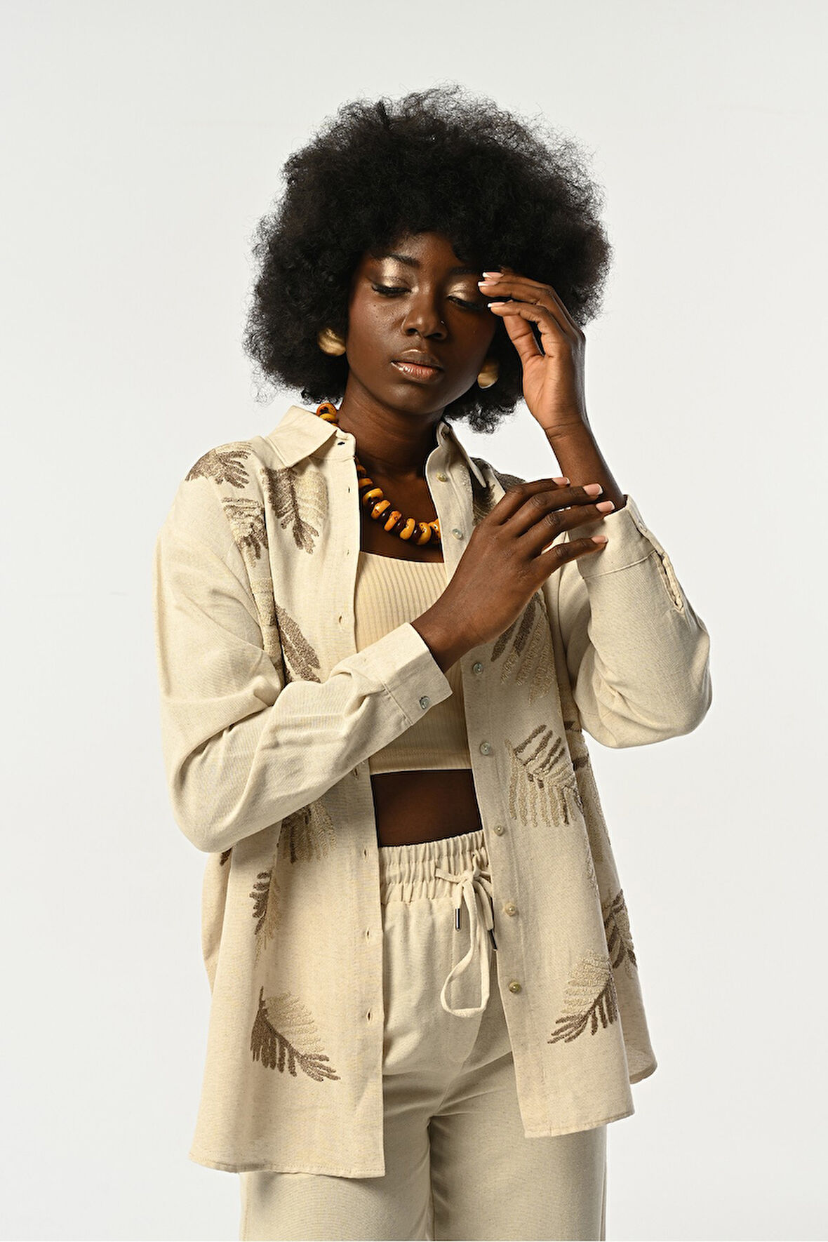 KADIN NATUR RENK ÖNÜ İŞLEMELİ OVERSİZE KESİM GÖMLEK