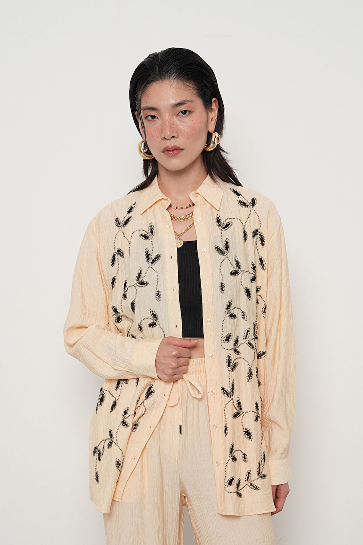 KADIN ÖNÜ TAŞ NAKIŞ İŞLEMELİ OVERSİZE KESİM GÖMLEK