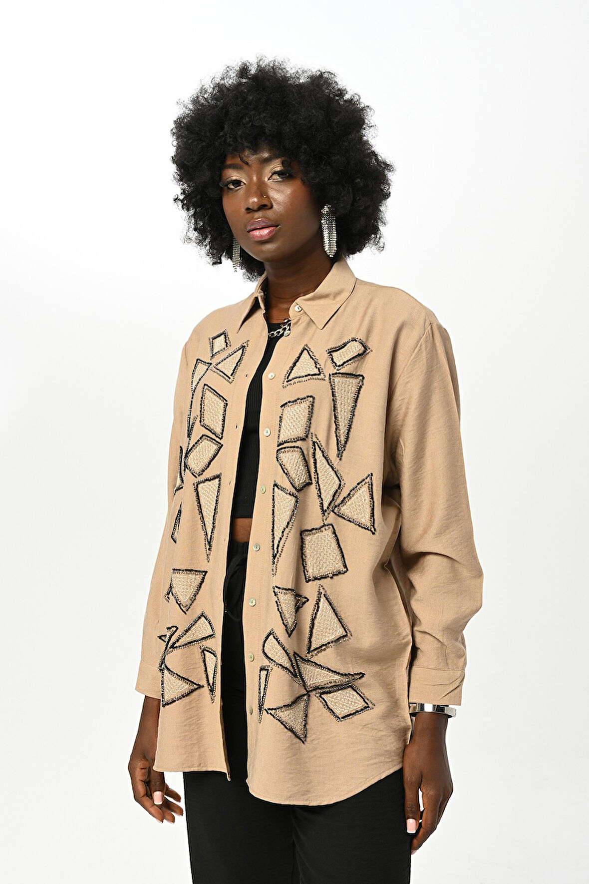 KADIN GEOMETRİK ŞEKİLLİ TAŞ İŞLEMELİ OVERSİZE GÖMLEK