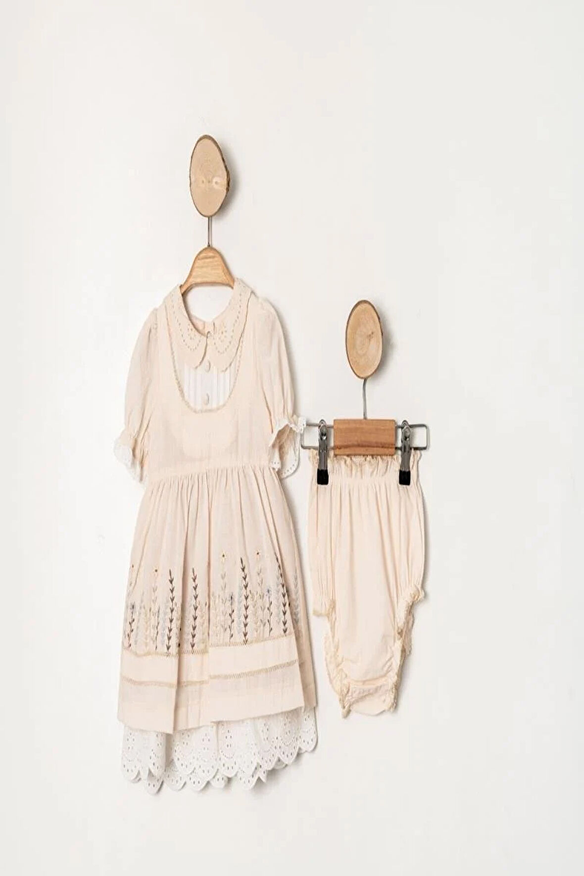 Kız Bebek Pudra Çiçek İşlemeli Fistolu Elbise Kilotlu Takım