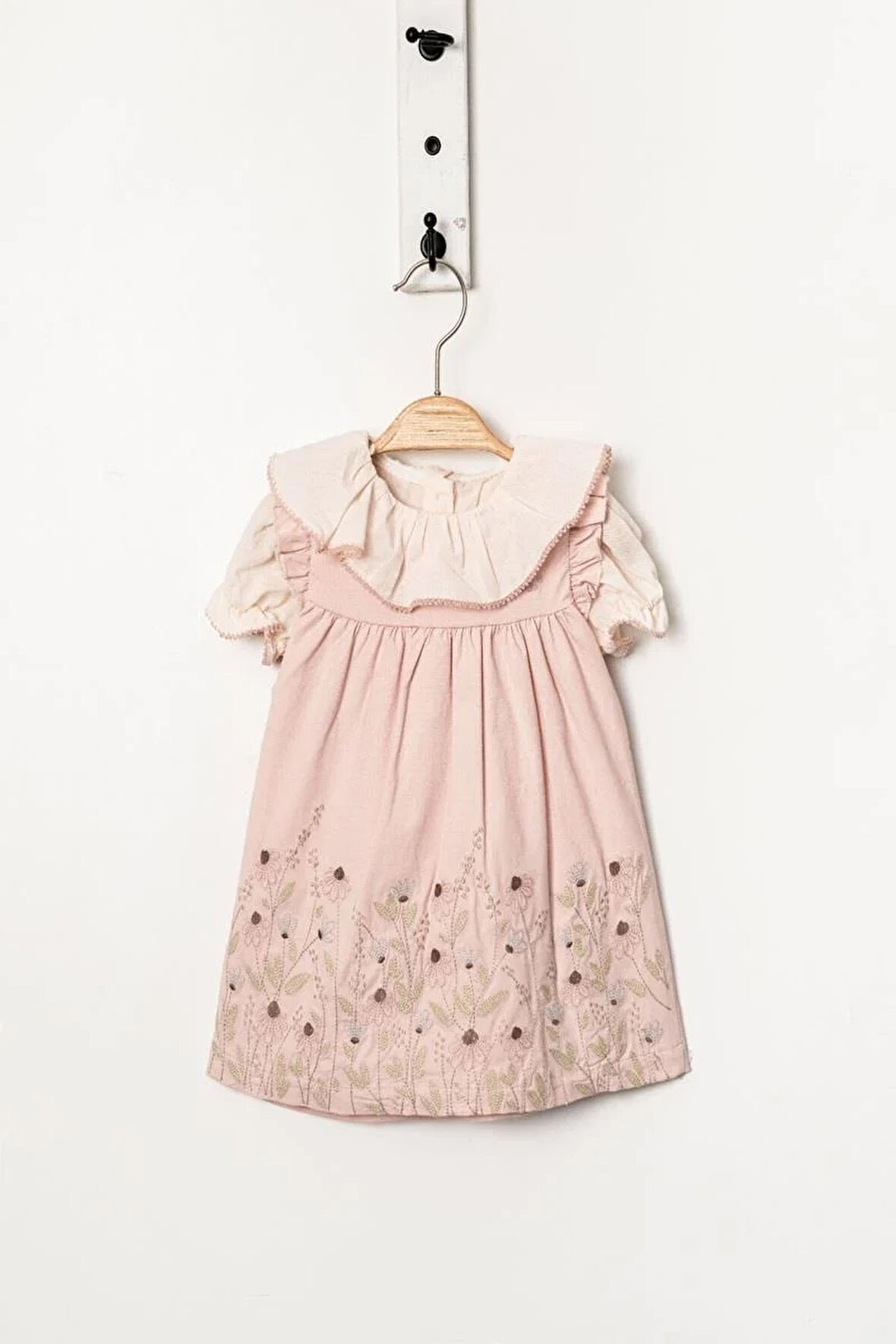 Kız Bebek Pudra Çiçek İşlemeli Elbise  Fırfıtlı Yaka Gömlekli  Takım