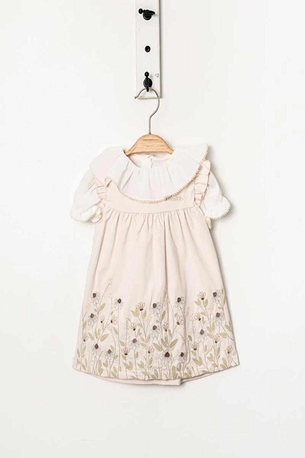 Kız Bebek Bej Çiçek İşlemeli Elbise  Fırfıtlı Yaka Gömlekli  Takım