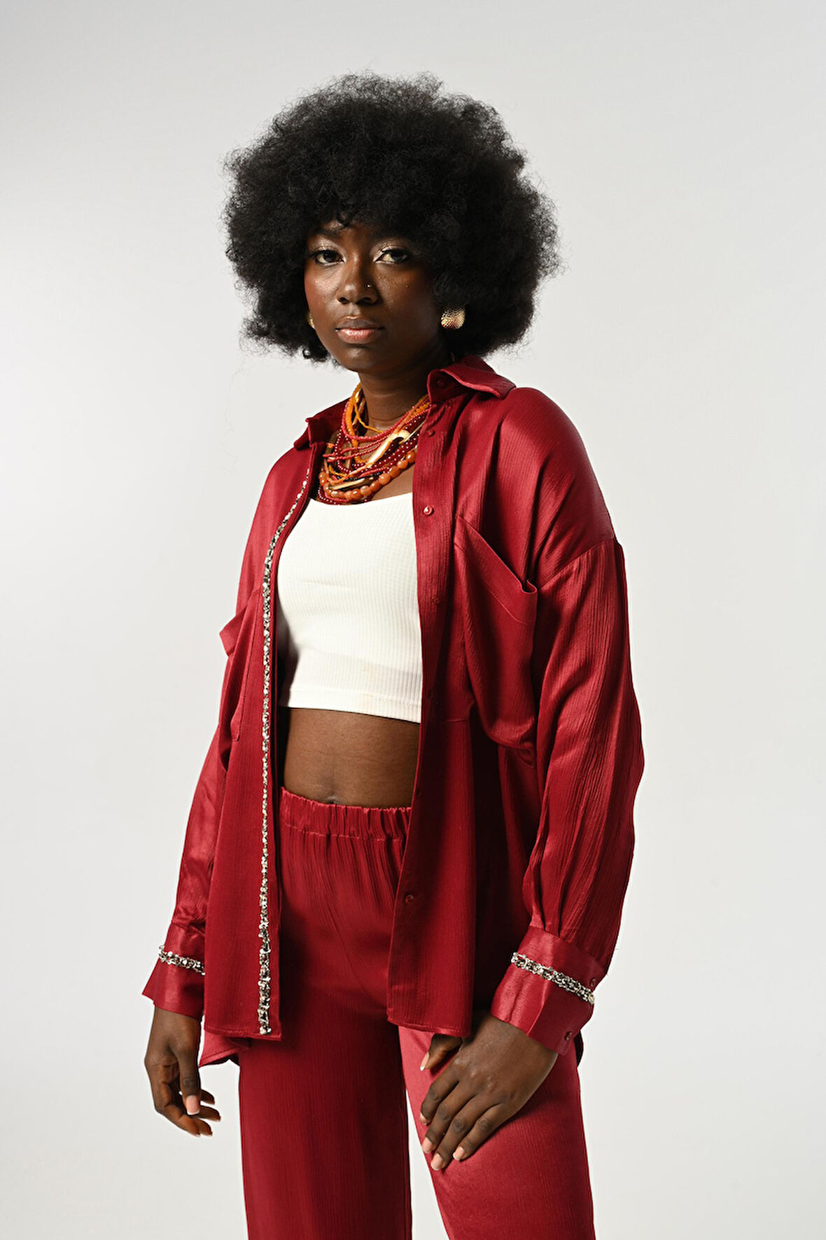 KADIN ÖNÜ VE KOLLARI TAŞ-PUL İŞLEMELİ DÜZ RENK GÖMLEK