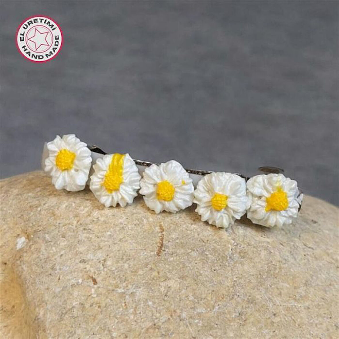 Uretti - Hülya 6683 4092 El Yapımı Polimer Kil Küçük Beyaz Papatya Çiçeği Tasarımlı Saç Tokası / 6 Cm
