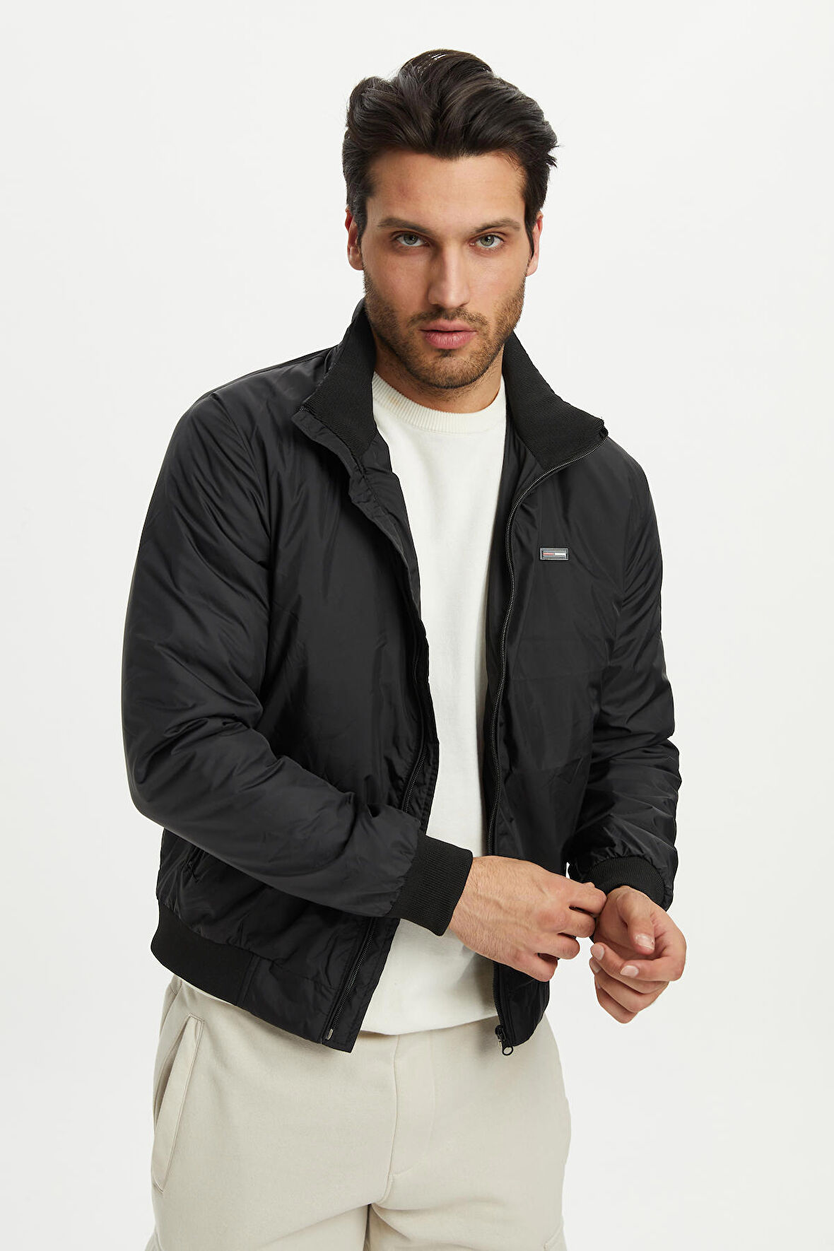 Erkek Siyah Dik Yaka Su Ve Rüzgar Geçirmez İçi Kapitone Elyaflı Mont M-9