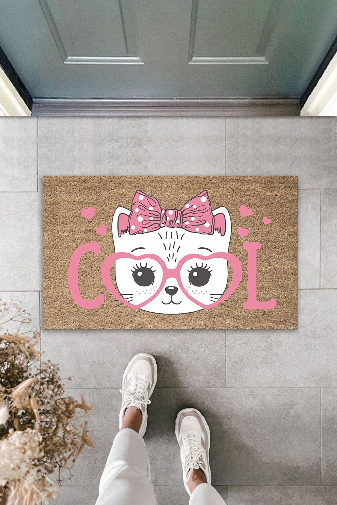 Dijital Baskı Kalitesi  Kahverengi Cool Pembe Gözlüklü Fiyonklu Kedi  Dekoratif Kapı  Paspası