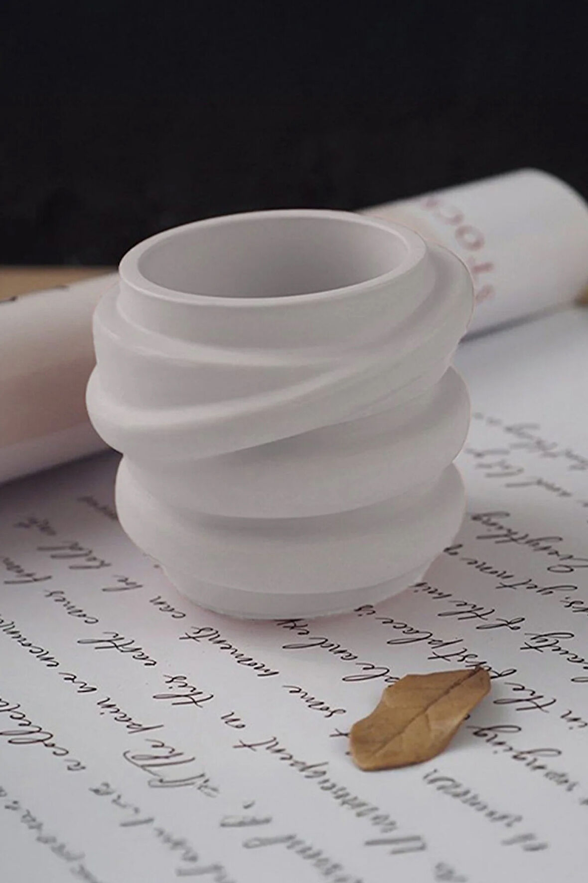 Beyaz Renk Dalgalı Minimal Dekor Kutu