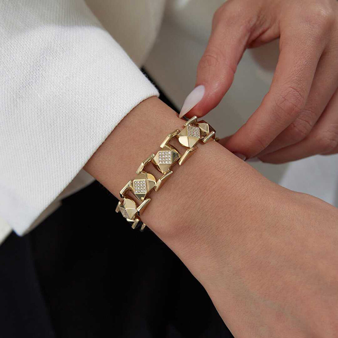 Taşlı Köşegen Bileklik