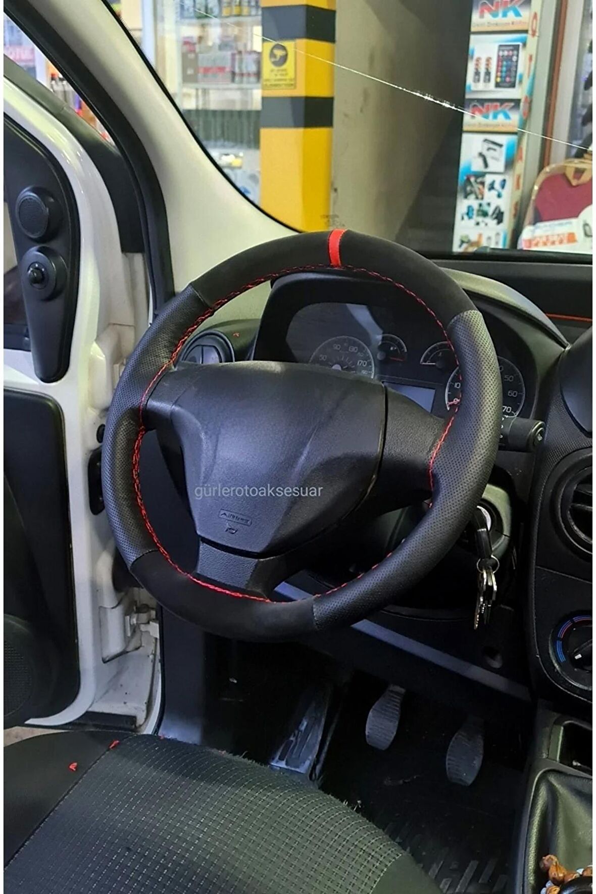 Citröen Nemo Uyumlu Noktalı-alkantara Dikmeli Direksiyon Kılıfı Kırmızı Yüzüklü