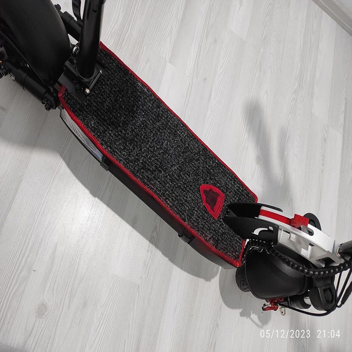 Elektrikli Scooter Aksesuar Koruyucu Paspas Yasomi S70 Pro Uyumlu Kırmızı Kurt Nakış Armalı