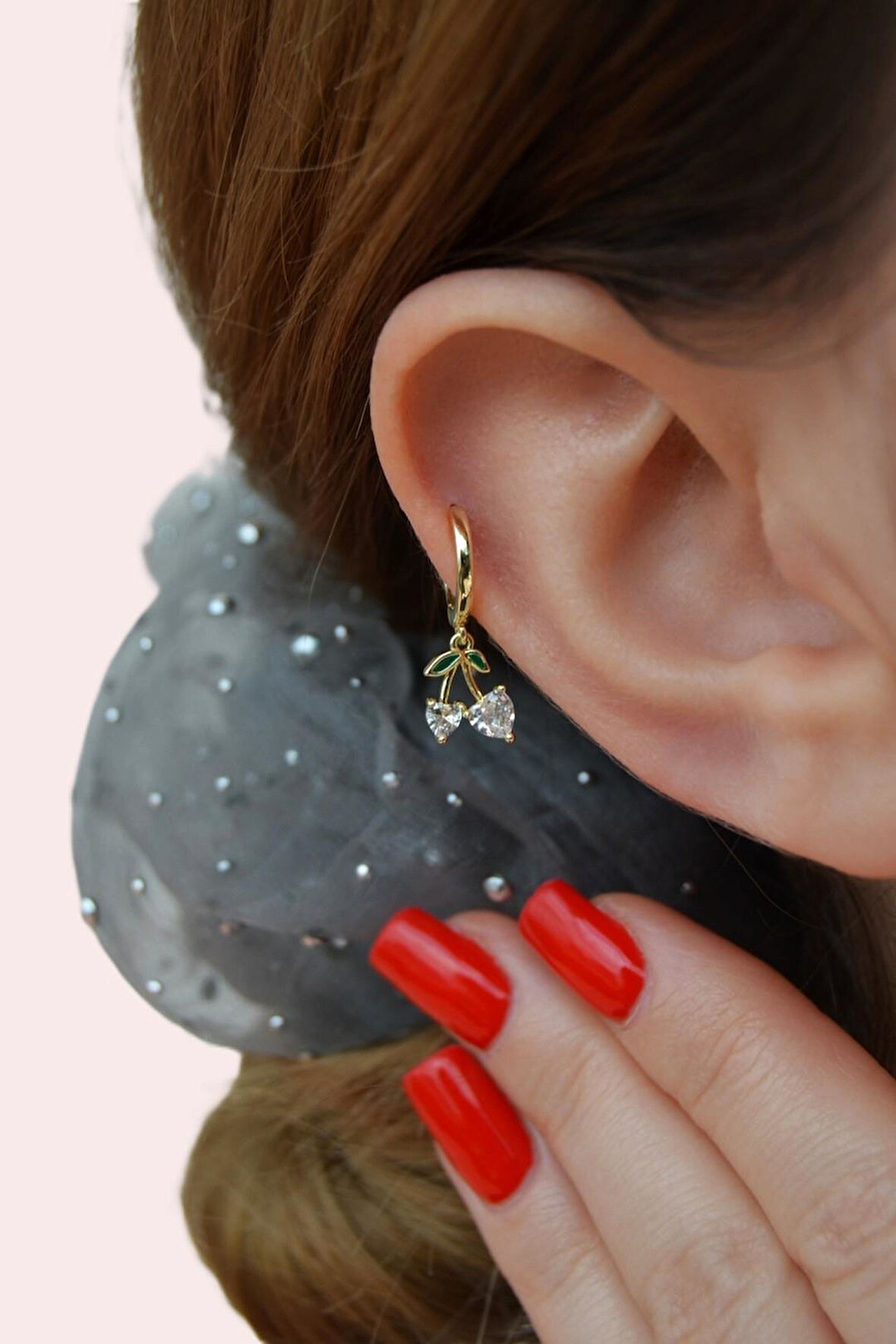 Zirkon Kalp Taşlı Kiraz Charm Halka Piercing – 14K Gold Renk | Helix, Kıkırdak, Lob Uyumlu | Tekli