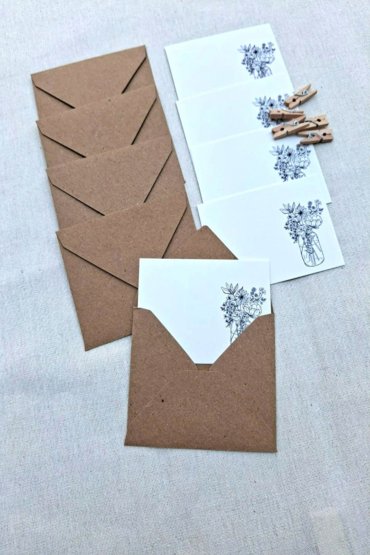 15 Adet Kraft Zarf ve Mandallı  Vazo Çiçek Kart - Hediye Paketleme Kartı   - Not Kartı 1.Hamur