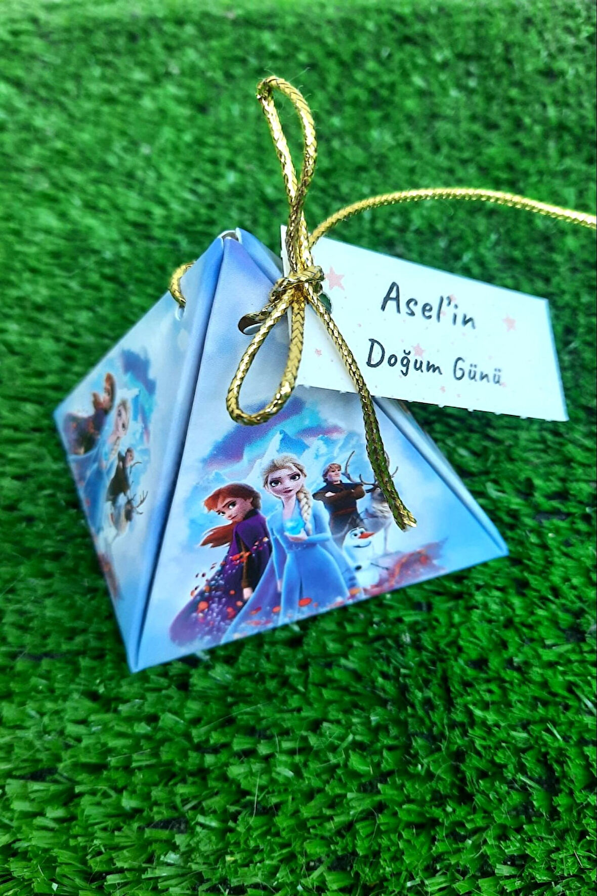 30 Adet Elsa Karakterleri Gold İpli  Piramit Kutu -   Lokum Kutusu - Şeker Kutusu - Spiderman