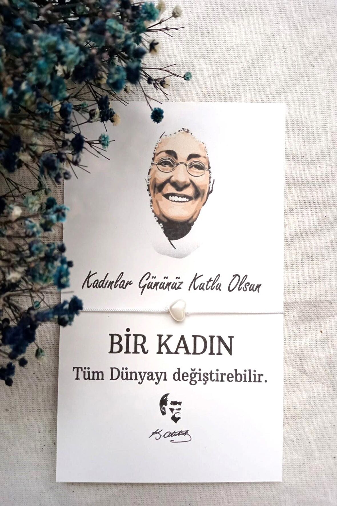 10 Adet Kadınlar Günü Kartlı Bileklik Hediye - Bir Kadın Tüm Dünyayı Değiştirebilir - Şans Bilekliği