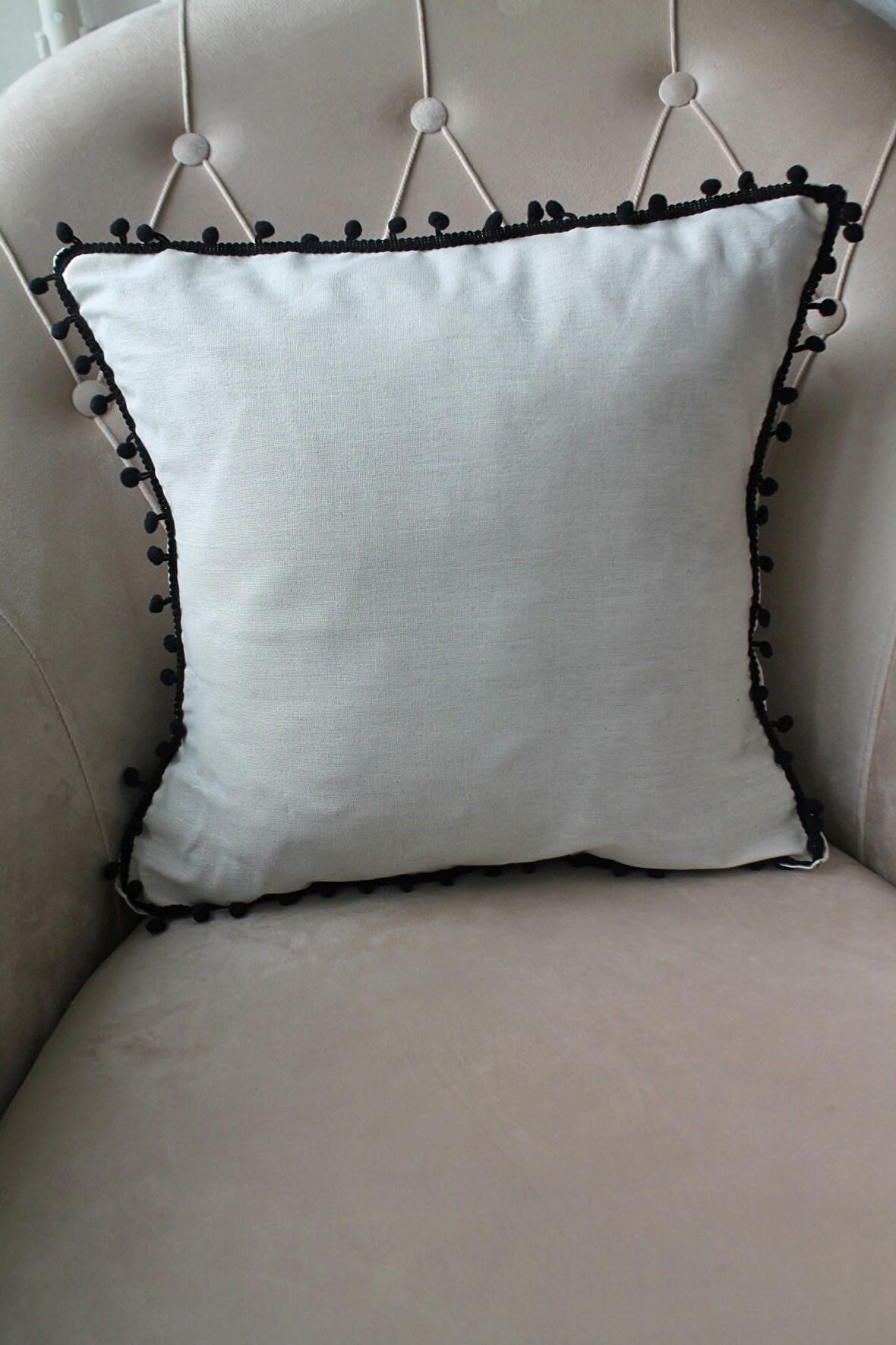2 Adet Siyah Ponponlu Krem Kırlent Kılıfı 42x42cm