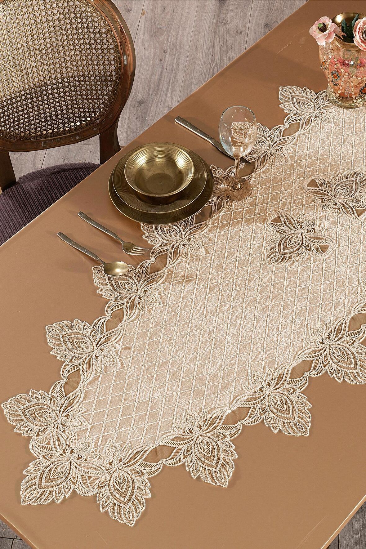 Kadife Dantelli Runner Elvis