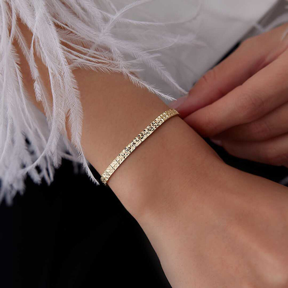 Dövme Piramit Bileklik