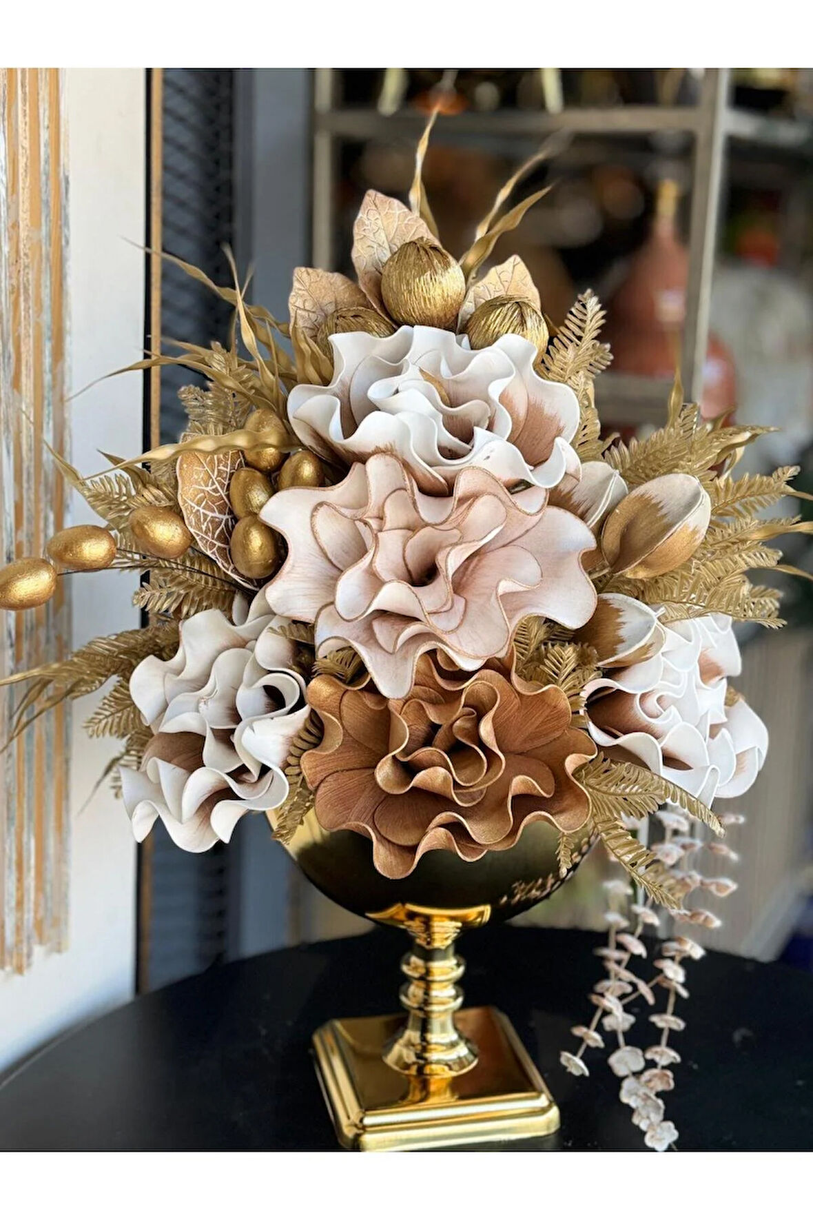 Yapay Çiçekli Gold Kare Ayaklı Vazo