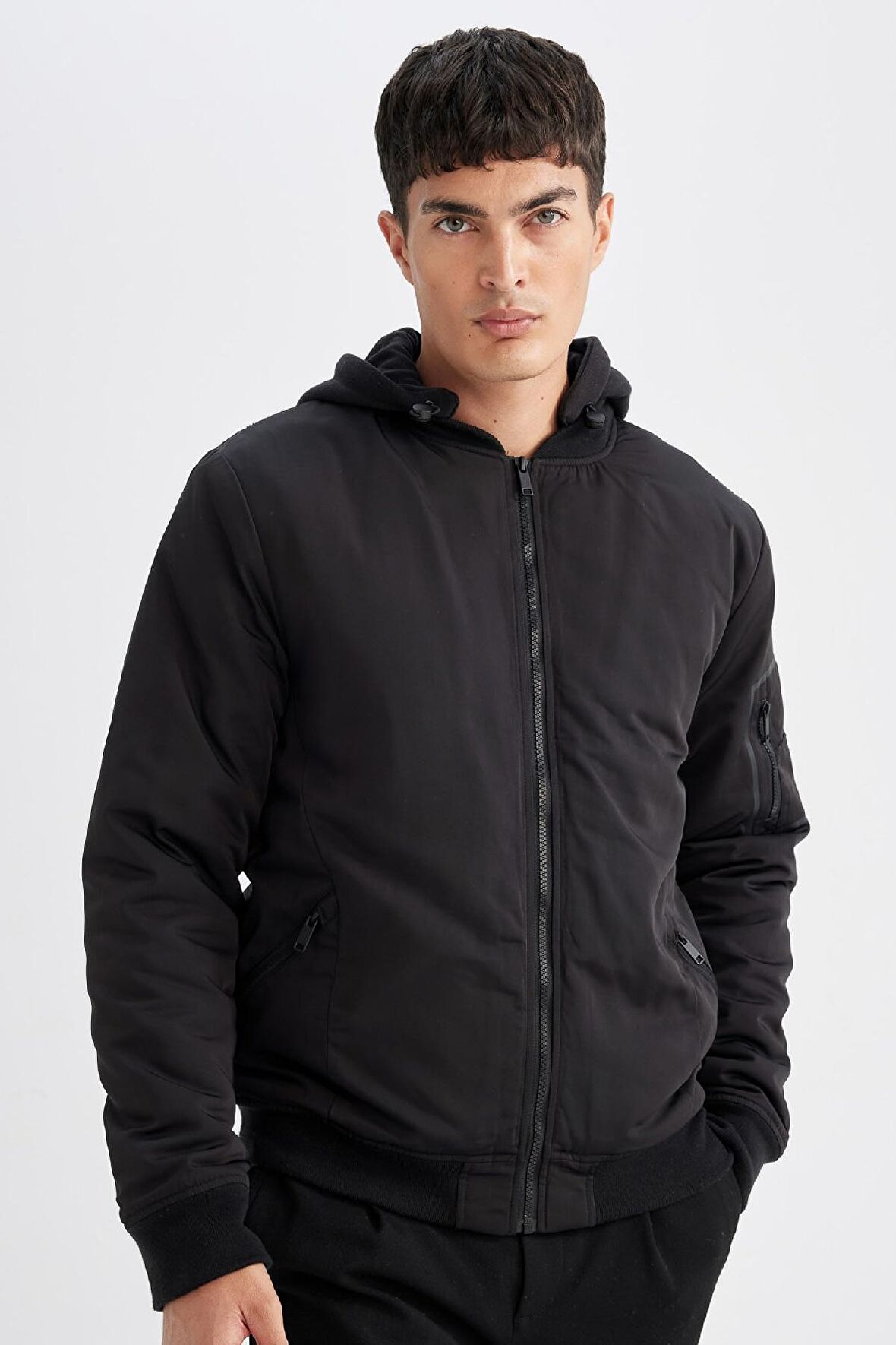 DeFacto Slim Fit Dar Kesim Çıkarılabilir Kapüşonlu Fermuarlı Çift Cepli Mevsimlik Hafif Bomber Mont Ceket C5908AX24WNBK27