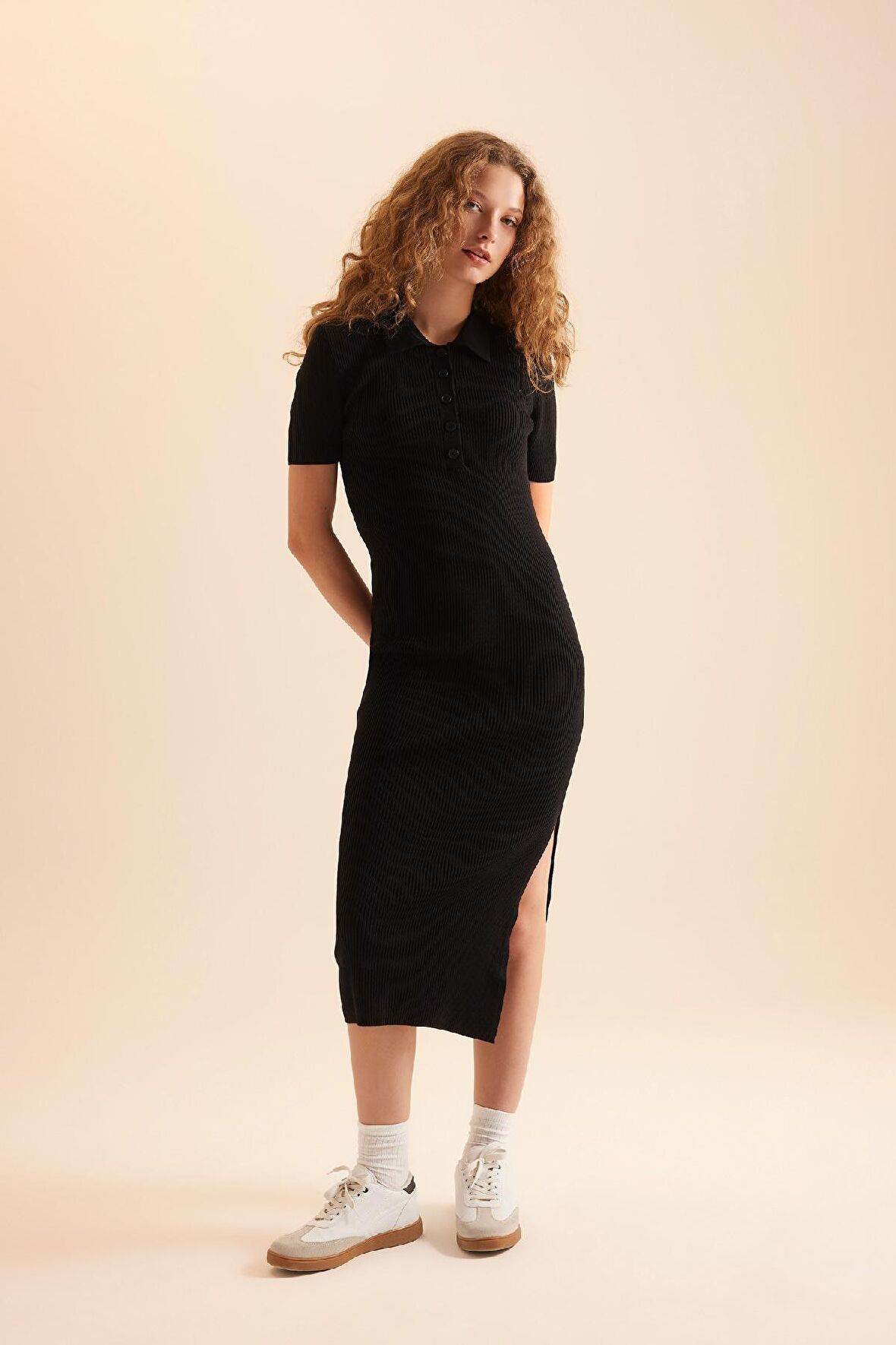 DeFacto Fitted Polo Yaka Kısa Kollu Yırtmaçlı Midi Triko Elbise D4914AXNSBK27