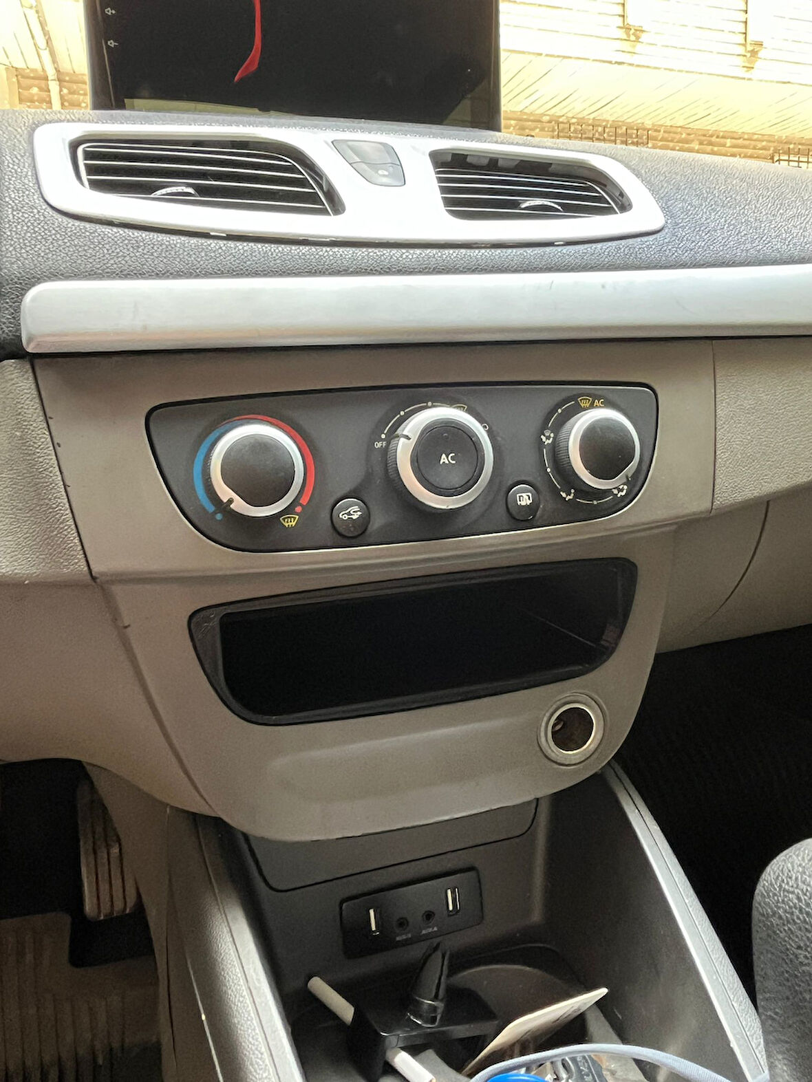 Renault Fluence Megane 3 Teyp Gözü Çerçevesi