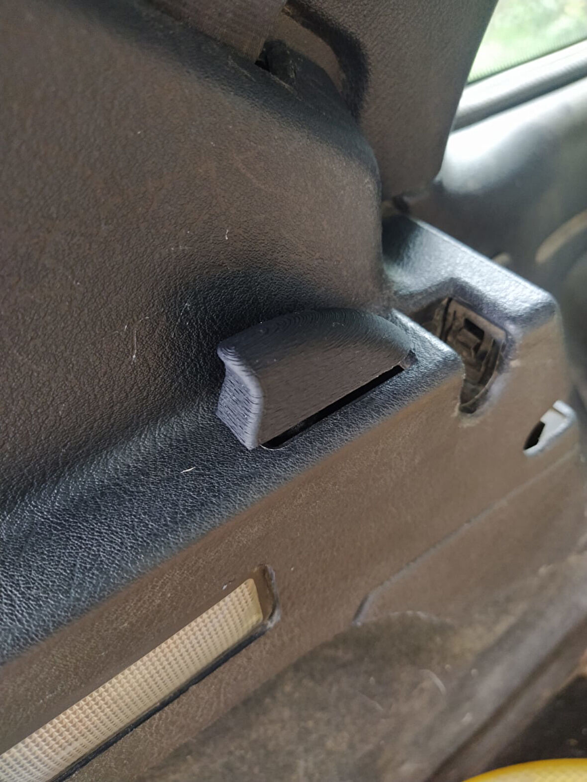 Peugeot 106 Arka Koltuk Yatırma Plastiği