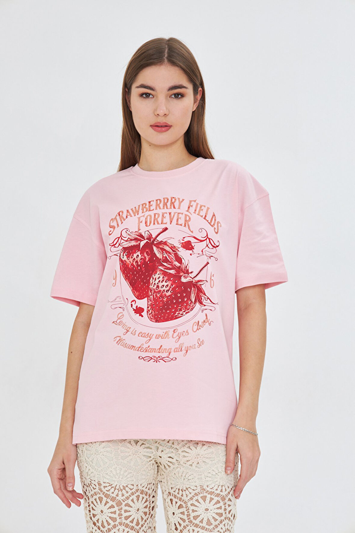 Strawberry Fields Forever Baskılı %100 Pamuk Kadın Oversize Siyah Tişört