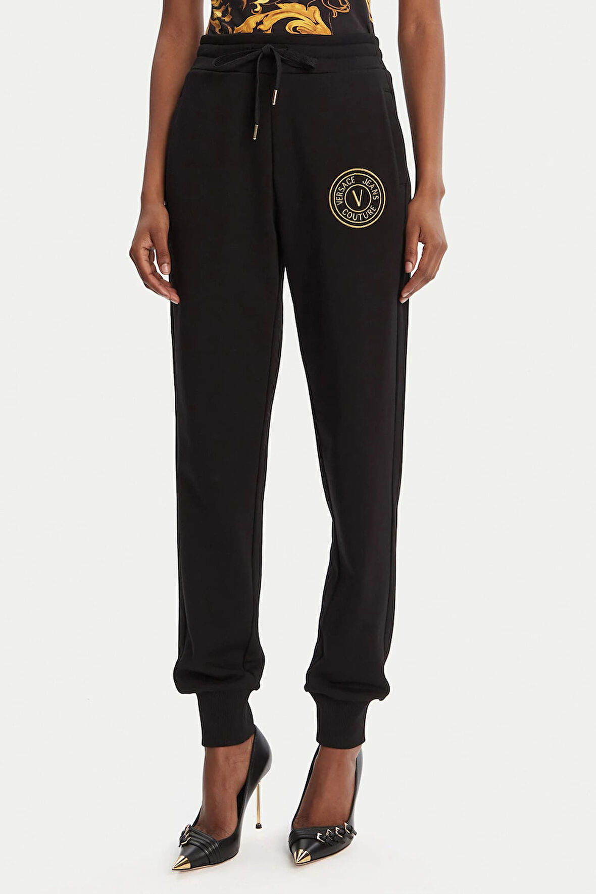 Kadın Regular Fit Nakışlı V Amblemli Paçası Lastikli Eşofman Altı - Siyah/Altın Sarısı | XS