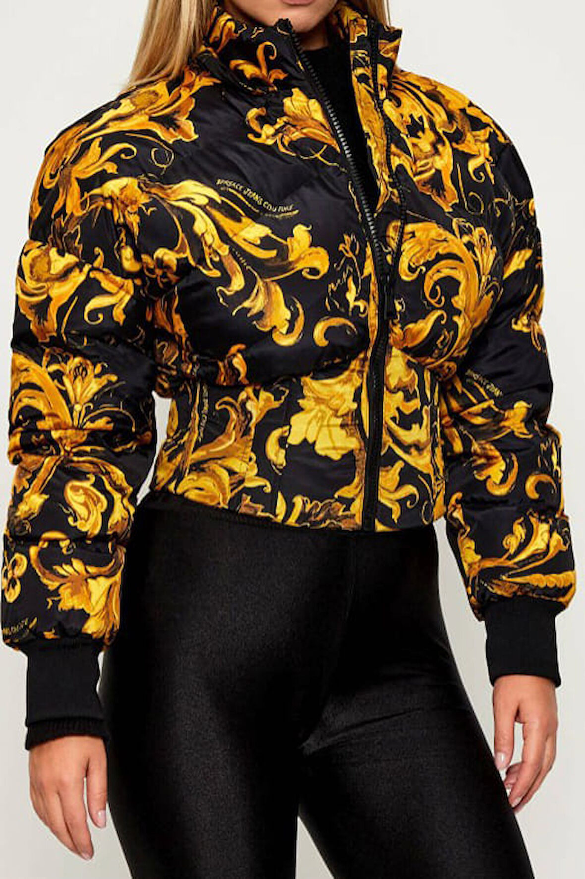 Kadın Regular Fit Barok Desenli Kürklü Kapüşonlu Crop Şişme Mont - Siyah/Altın Sarısı | 42