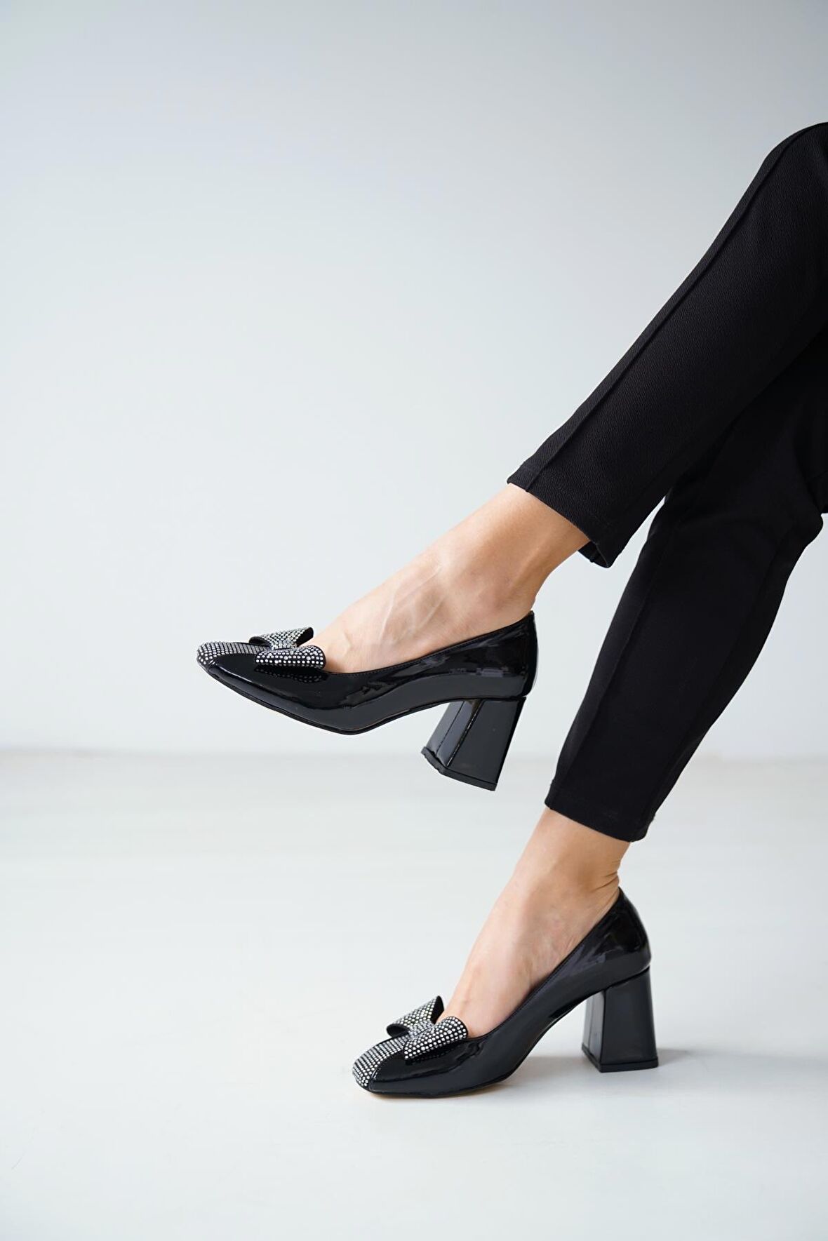 Klasik Topuklu Büyük Numara Kadın Fiyonk Taşlı Ayakkabı