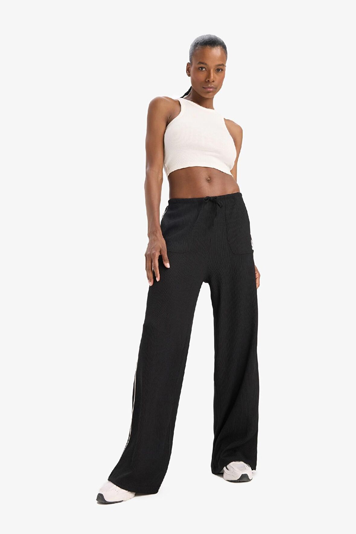 DeFactoFit NBA Miami Heat Wide Leg Çift Cepli Geniş Paça Standart Boy Krinkıl Kumaş Sporcu Pantolon D8804AX25SPBK81