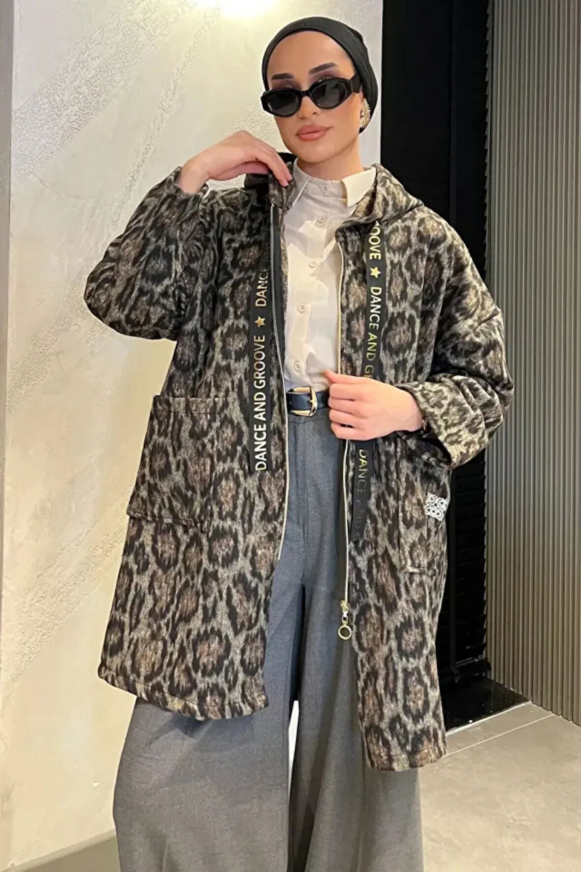Kapşonlu Leopar Desenli Uzun Kaşe Ceket