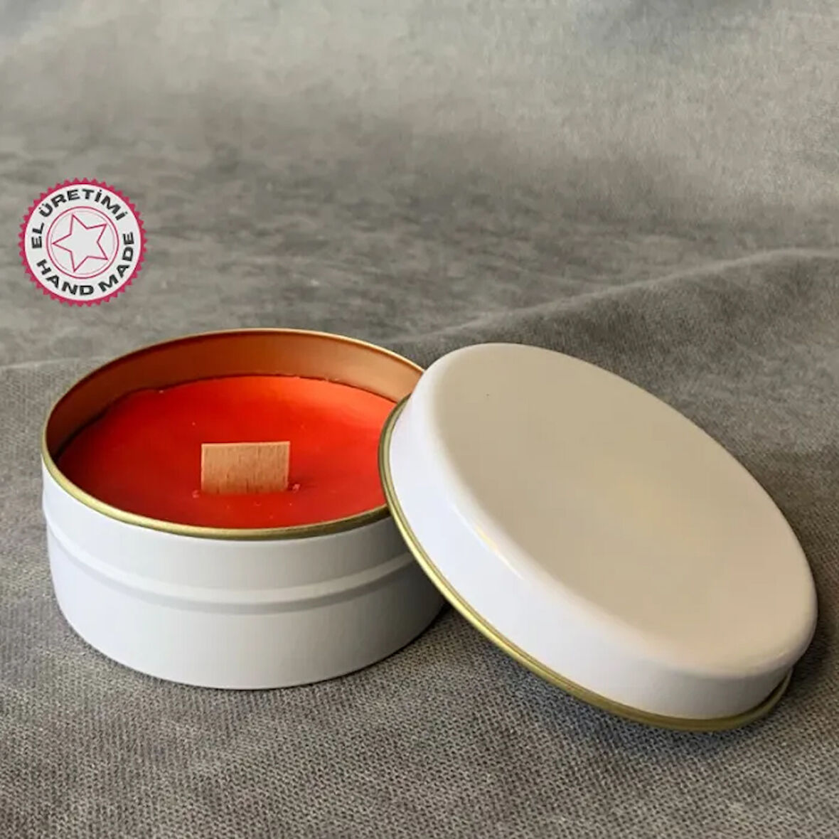 Uretti - Ayşe 7362 - El Yapımı Gül Kokulu Metal Kutuda Mum - 3 x 7 cm