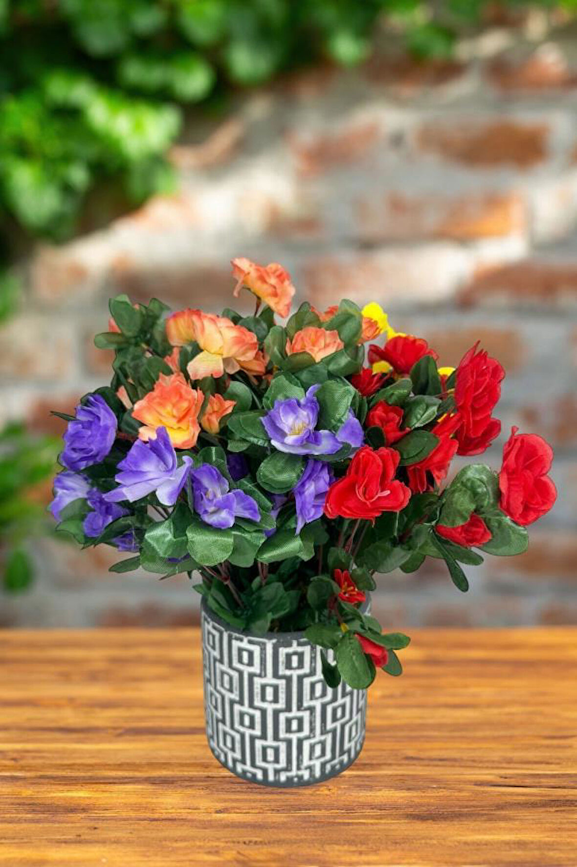 Yapay Çiçek Seramik Gri Saksıda Renkli Açelya Çiçekleri Aranjmanı 