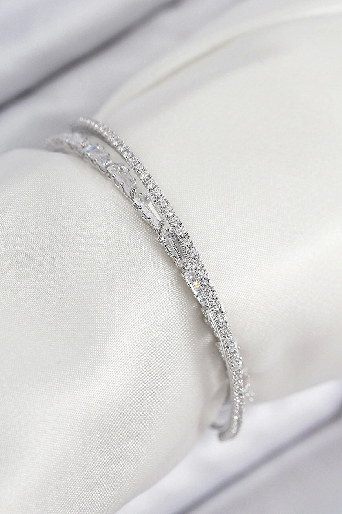 Pirinç Zirkon Taşlı Su Yolu Model Gümüş Renk Kadın Bileklik