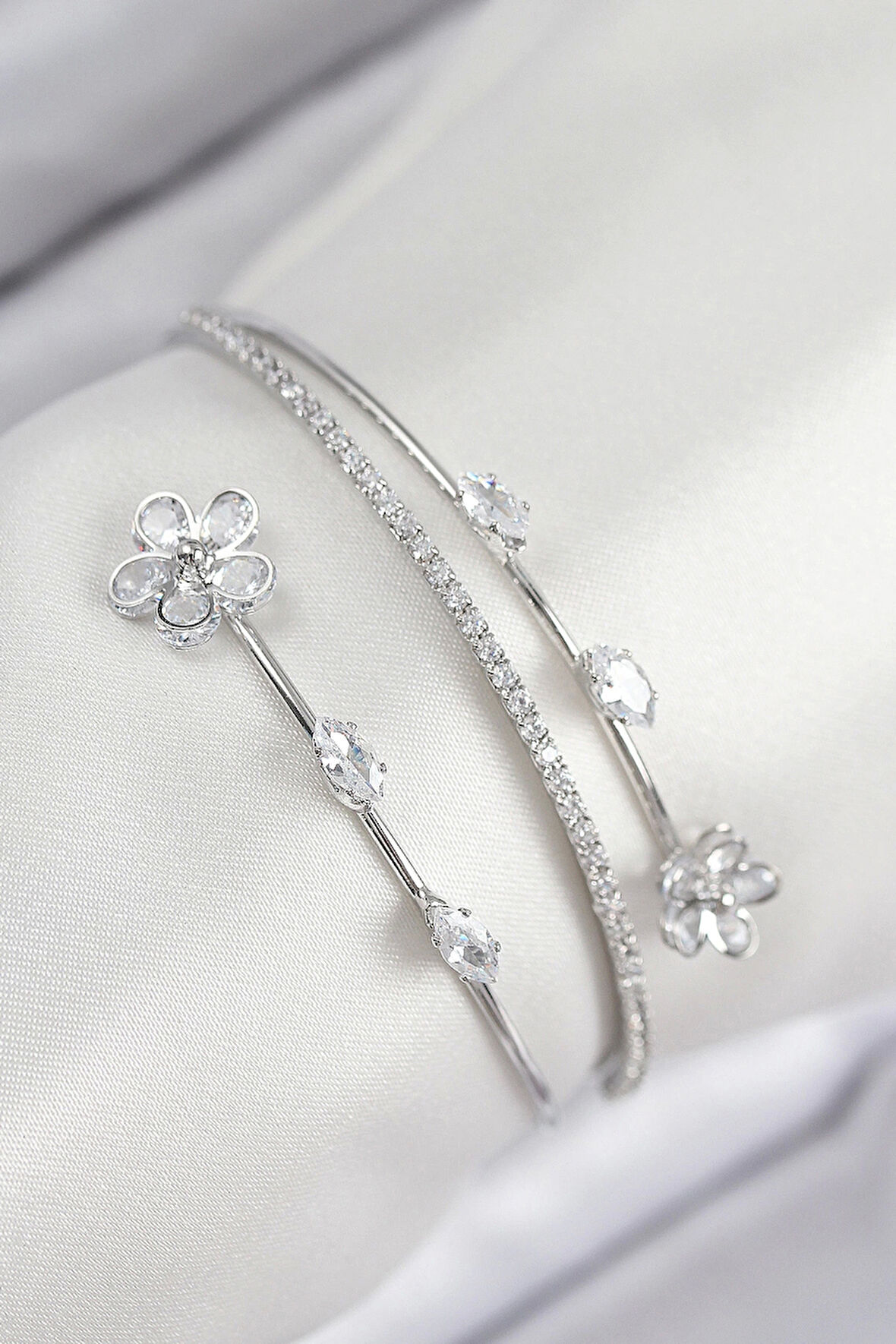 Pirinç Zirkon Taşlı Çiçek Model Gümüş Renk Kadın Bileklik