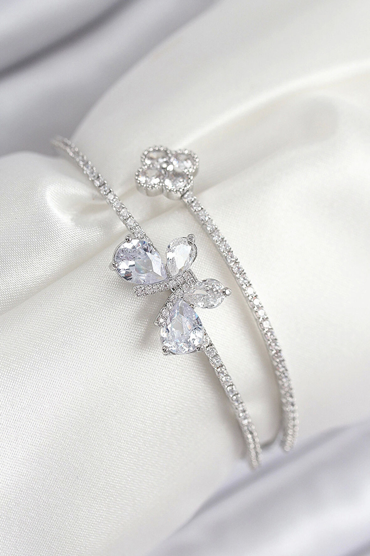 Pirinç Zirkon Taşlı Kelebek Ve Yonca Model Gümüş Renk Kadın Bileklik