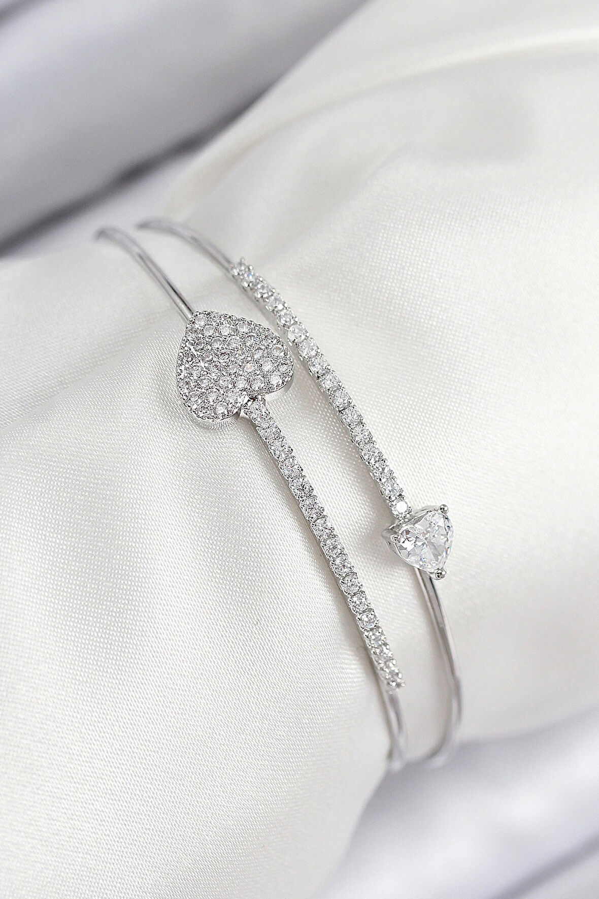 Pirinç Zirkon Taşlı Kalp Model Gümüş Renk Kadın Bileklik