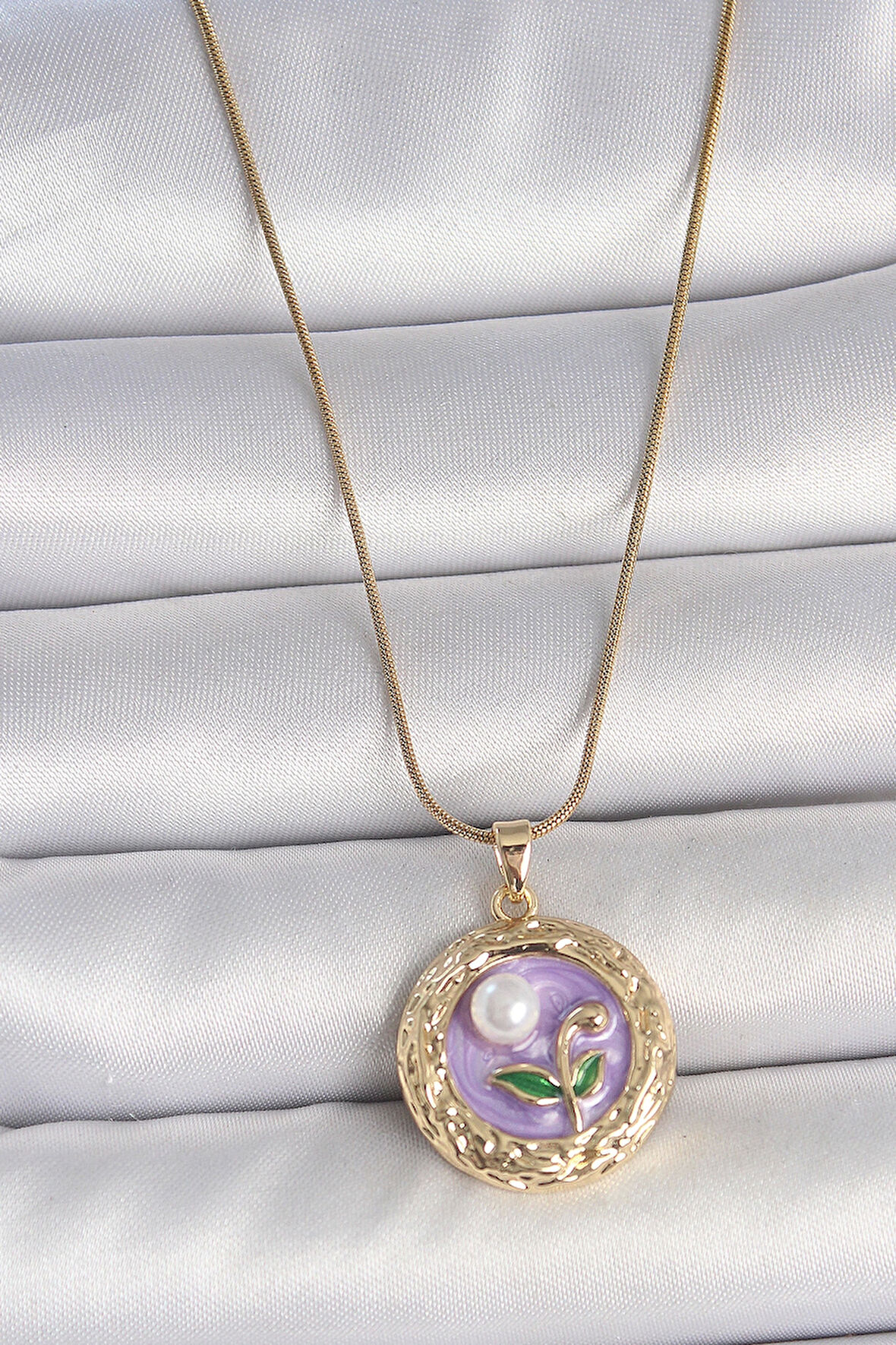 316L Çelik Gold Renk Zincir Mor Çiçek İşlemeli İnci Detay Potre Model Kadın Kolye