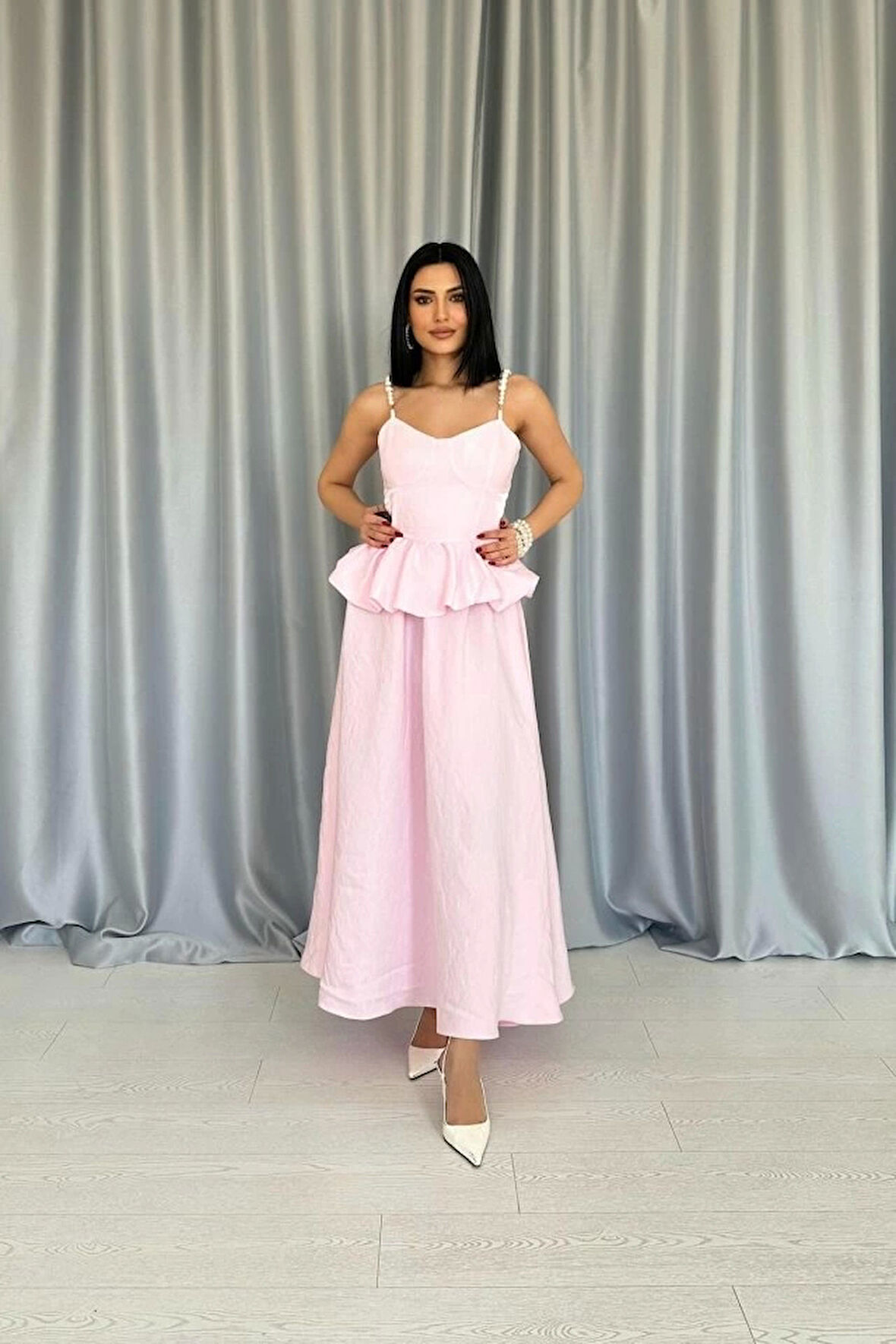 Pembe Beli Büzgülü İnci Askılı Uzun Elbise